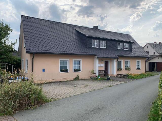 Wohnen mit Charakter: Doppelhaushälfte/ große Eigentumswohnung in Grünbach