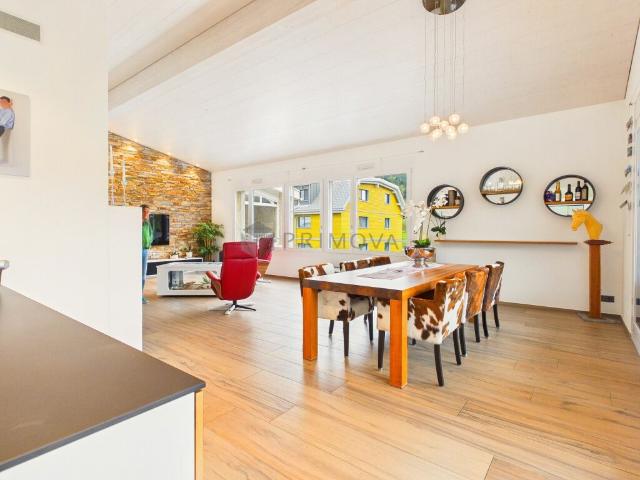 Wohnen mit Charakter: Eleganter 4.5 Zimmer Traum mit 6 m Raumhöhe, Spa Ensuite Bad & verglaster Loggia