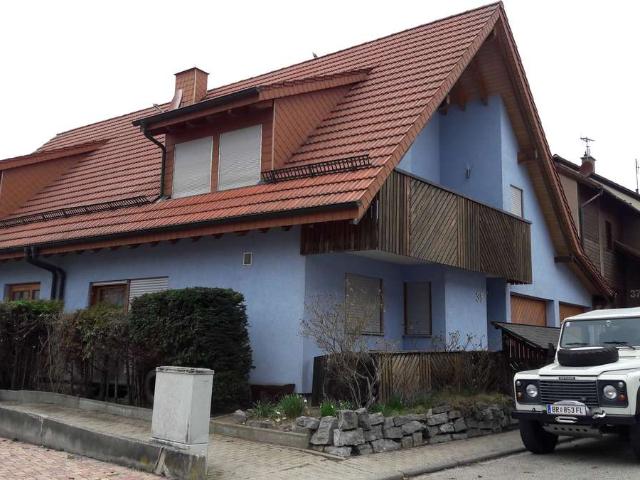 Wohnen mit Charakter: Gepflegtes Doppelhaus in Wiernsheim