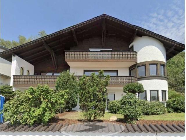 Wohnen mit Charakter: Großzügige 5 Zimmer Wohnung in Schwandorf