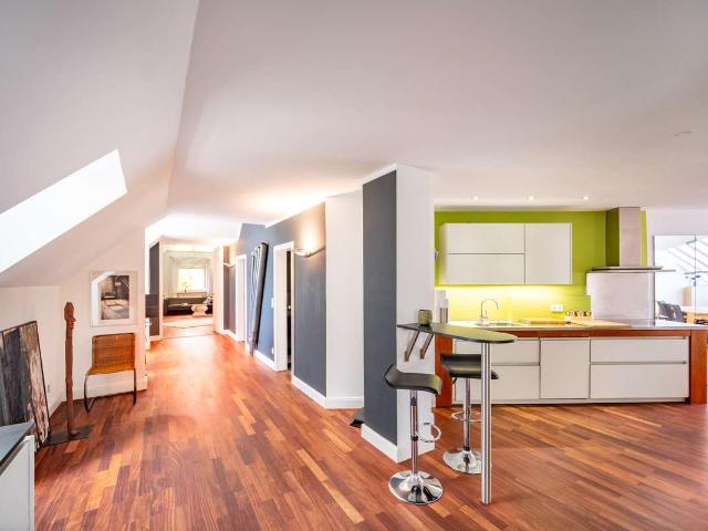 Wohnen mit Charakter: Großzügige 3,5 Zimmer Dachgeschosswohnung in Solln