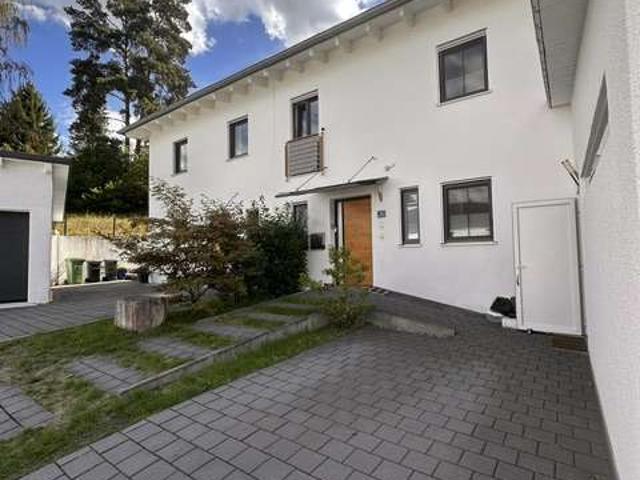 Wohnen mit Charakter: Großzügiges Doppelhaus in Vilsbiburg