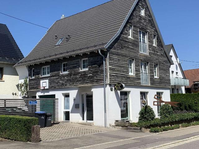 Wohnen mit Charakter: Großzügiges Einfamilienhaus mit Gewerbeeinheit in Deckenpfronn