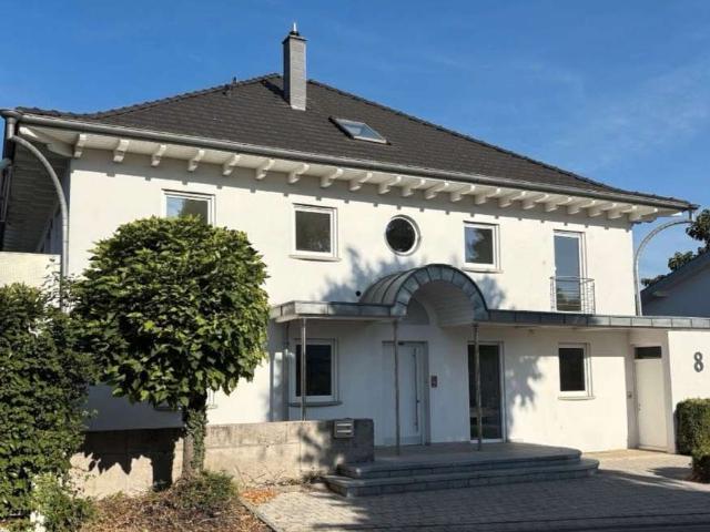 Wohnen mit Charakter: Großzügiges Haus in Hartheim