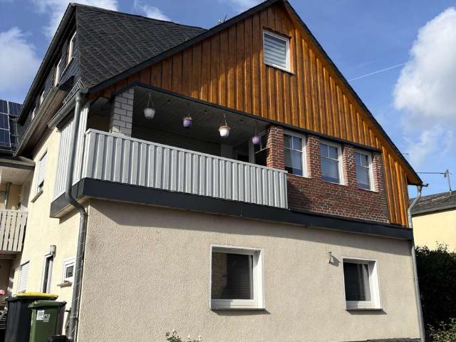 Wohnen mit Charakter: Großzügiges Haus in Karbach