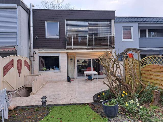 Wohnen mit Charakter: Großzügiges Haus in Schwalbach am Taunus
