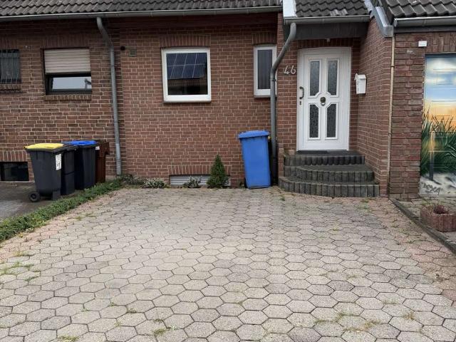 Wohnen mit Charakter: Mittelreihenhaus in Mönchengladbach Holt