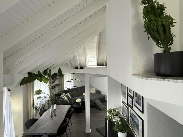 Wohnen mit Charakter – moderne Maisonette mit beeindruckender Dacharchitektur Garten & Pool