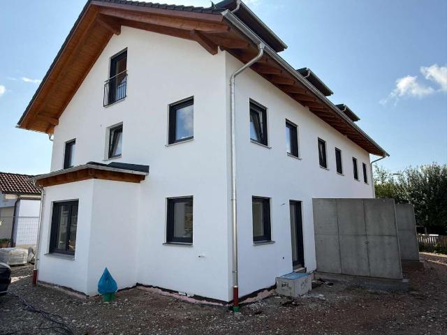 Wohnen mit Charakter: Modernes Reihenmittelhaus in Großkarolinenfeld