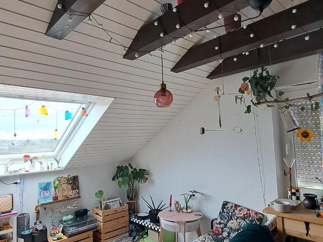 Wohnen mit Charme – Gepflegte Dachgeschosswohnung in Horschhausen