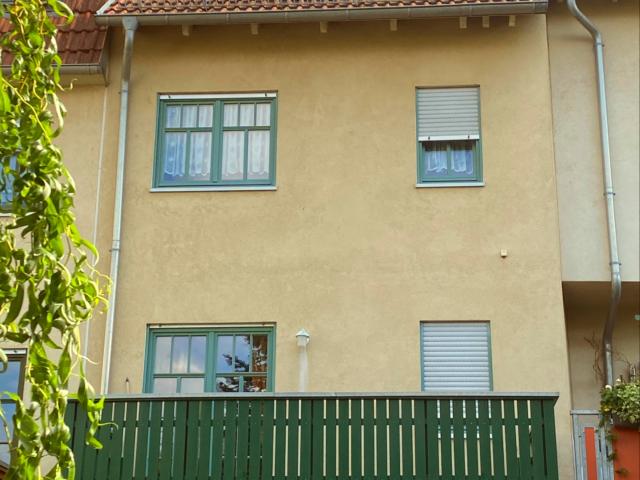 Wohnen mit Charme: Gepflegtes Stadthaus mit Balkon in beliebter Lage von Altenburg zu vermieten