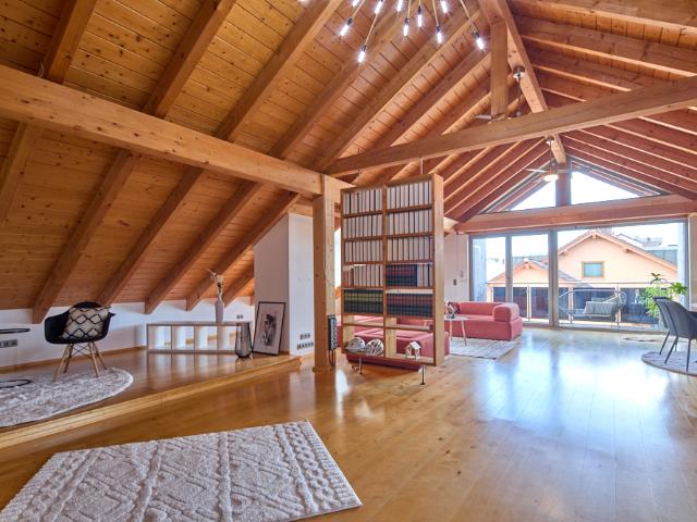 Wohnen mit Charme! Großzügige Dachgeschosswohnung mit Wintergarten und Balkon