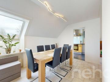 Wohnen mit Charme: Lichtdurchflutete Dachwohnung mit Terrasse