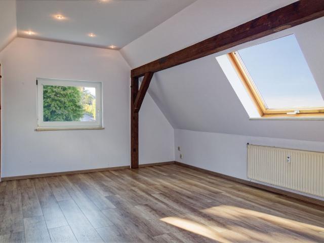 Wohnen mit Dachschrägen, Sichtbalken und Fernblick