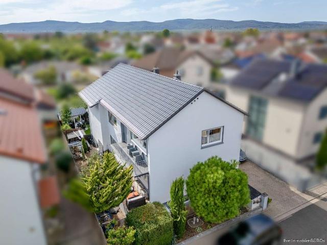 Wohnen mit eigenem Garten – renovierte Erdgeschosswohnung mit Terrasse & Garage“