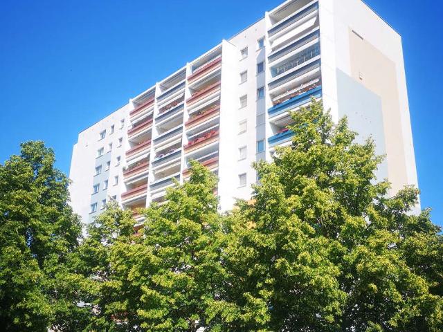 Wohnen mit fantastischer Aussicht* 2 Raum Wohnung mit Badewanne, Balkon und Aufzug