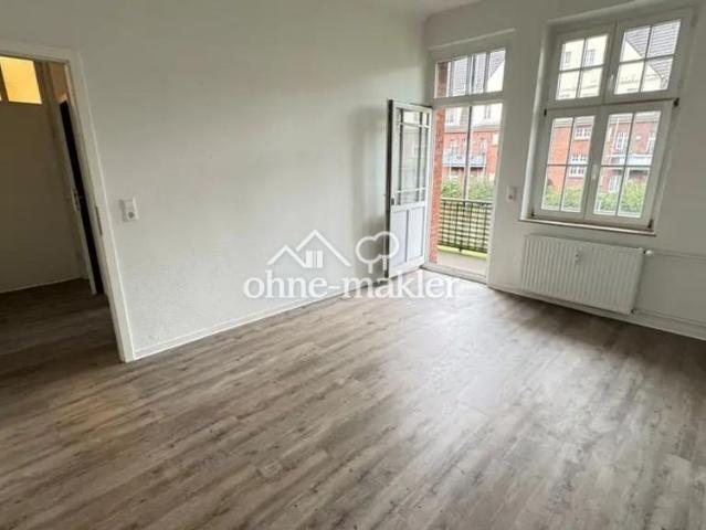 Wohnen mit Geschichte & Grünblick – modernisierte 2 Zimmer Wohnung mit Balkon und Uhrenturmblick
