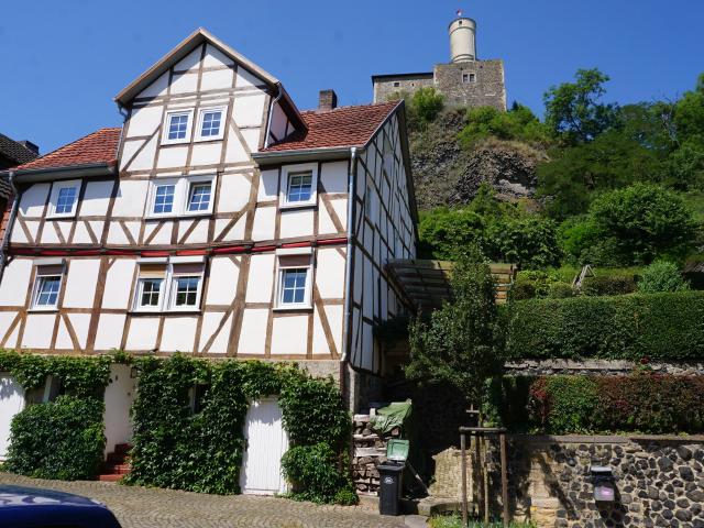 Wohnen mit Geschichte: Fachwerkanwesen in einzigartiger Lage an der Felsburg. Keine Käuferprovision!