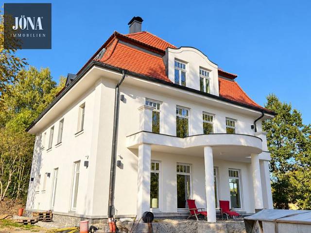 Wohnen mit Geschichte und Erholungsfaktor–besondere 3 Zimmer Wohnung in historischer Villa in Alleinlage
