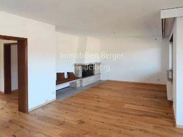 Wohnen mit Hauscharakter – großzügige 3,5 Zimmer Wohnung mit Kamin, Balkon und traumhaftem Ausblick!