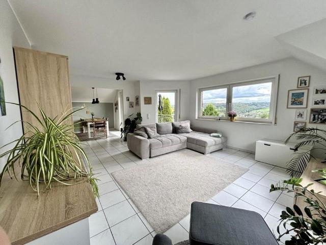 Wohnen mit Hausgefühl! 5 Zimmer Mietwohnung mit eigenem Eingang, Balkon & Garage in Overath