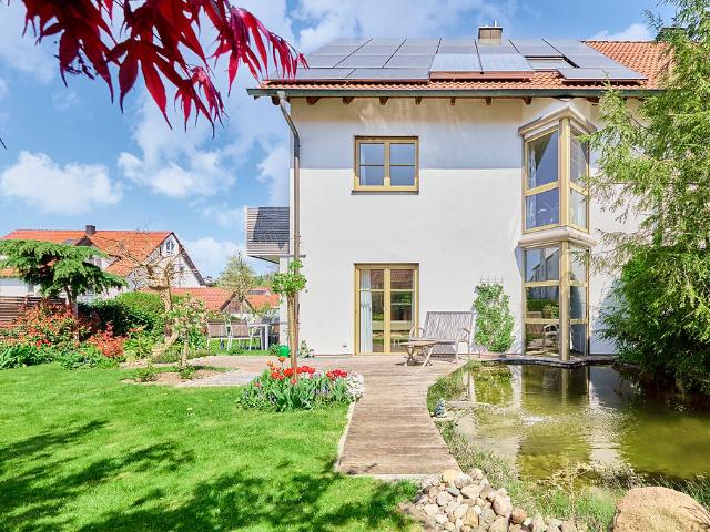 Wohnen mit Luxusgefühl: PV Speicher, Schwedenofen, Gartenoase & intelligente Raumaufteilung