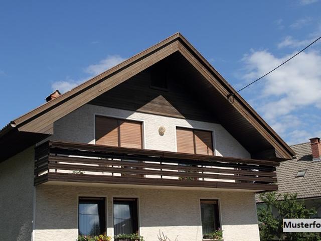 Wohnen mit Luxusfaktor: Einfamilienhaus mit Pool und Doppelgarage