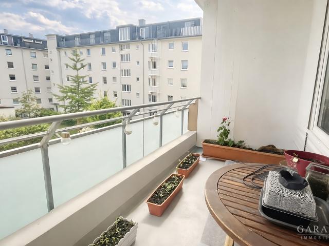Wohnen mit Licht und Raum: 3 Zimmer Wohnung mit zwei Loggien in Neuhausen