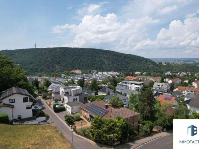 Wohnen mit Panoramablick: renovierte 4 Zimmer Wohnung mit zwei Balkonen