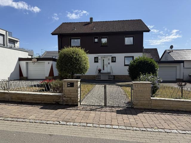 WOHNEN MIT PERSPEKTIVE GEPFLEGTES ZWEIFAMILIENHAUS IN GUTER LAGE