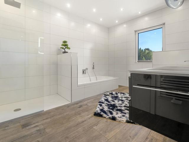 Wohnen mit Raum und Ruhe: Lichtdurchfluteter Holzriegel Bungalow in Klagenfurter Top Lage