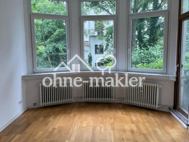 Wohnen mit Stil: 3 Zimmer Wohnung in bester Lage mit Balkon und Garten