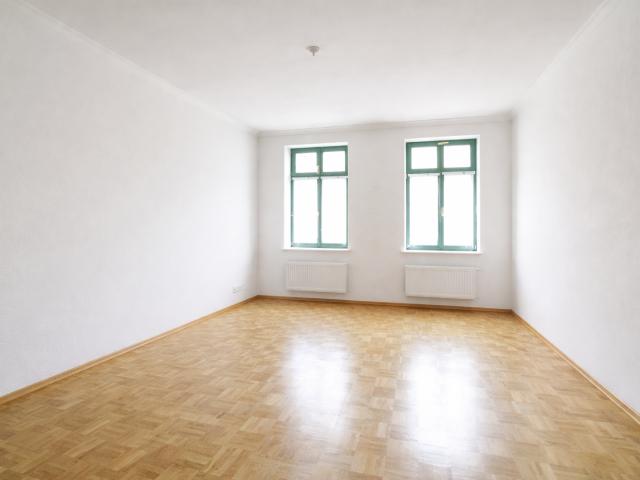 Wohnen mit Stil: 2 Zimmer Altbauwohnung mit Balkon & Parkett