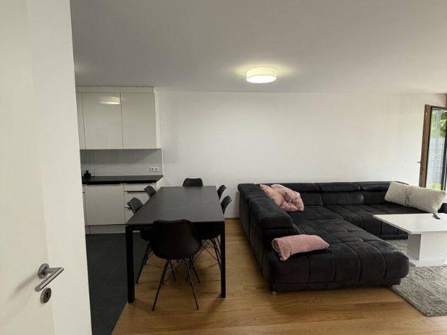 Wohnen mit Stil: Exklusive 4 Zimmer Wohnung mit traumhaftem 117 m² Privatgarten