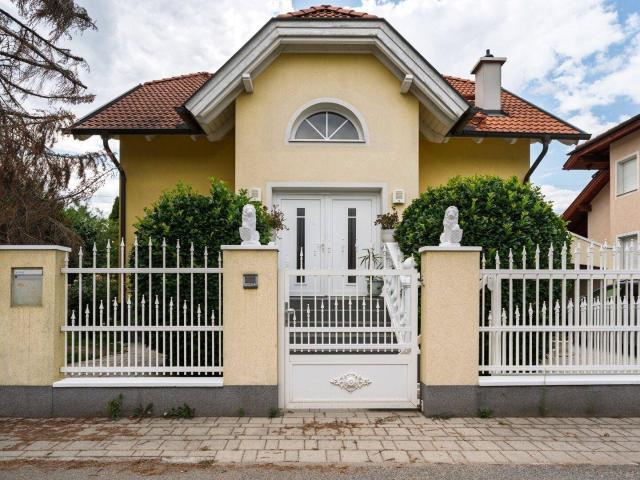 Wohnen mit Stil – Exklusives Einfamilienhaus mit traumhaftem Garten und idyllischem Teich !