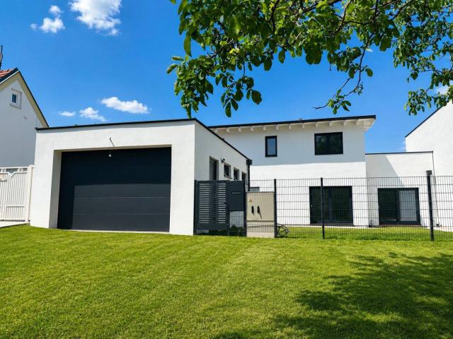 Wohnen mit Stil in Sigleß – Garage, Garten und Dachterrasse inklusive