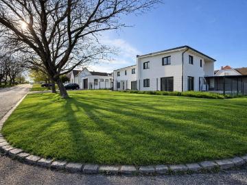Wohnen mit Stil in Sigleß – Garage, Garten und Dachterrasse inklusive