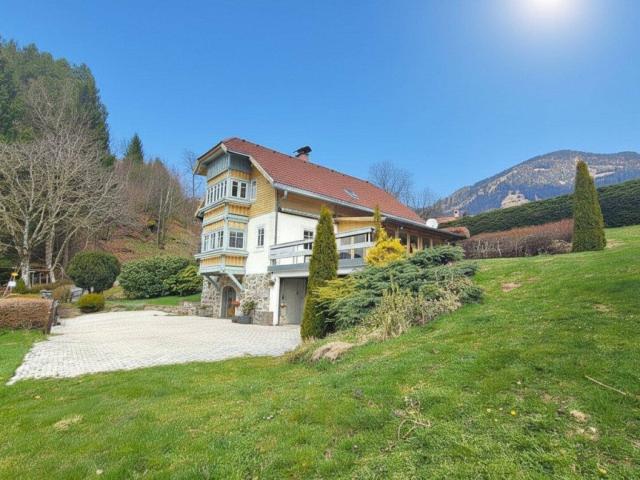 Wohnen mit Seeblick: Charmantes Sanierungsobjekt in Millstatt am See auf ca. 155 m²