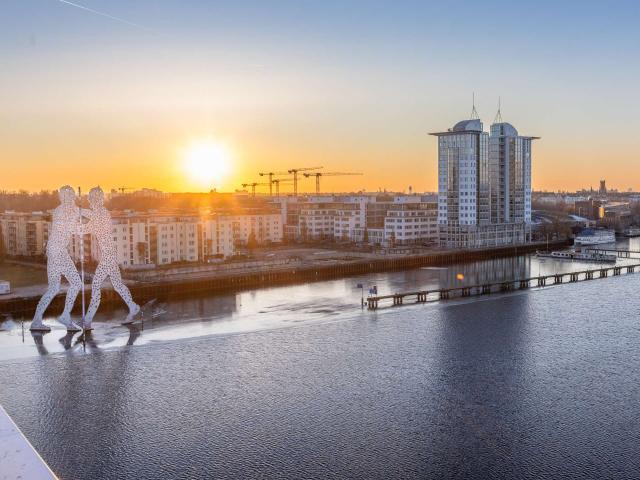 Wohnen mit Spreeblick: Moderne 2 Zimmer Wohnung mit Balkon und Aufzug