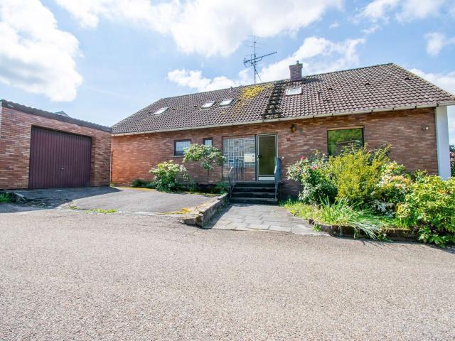 Wohnen mit traumhaftem Garten und Ausblick: Einfamilienhaus mit Einliegerwohnung