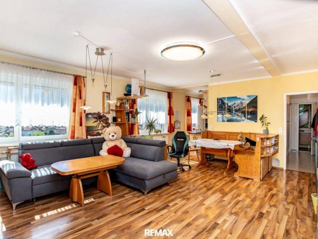 Wohnen mit Traunsteinblick – großzügige 3 Zimmer Wohnung mit Loggia, Garage und viel Lebensqualität