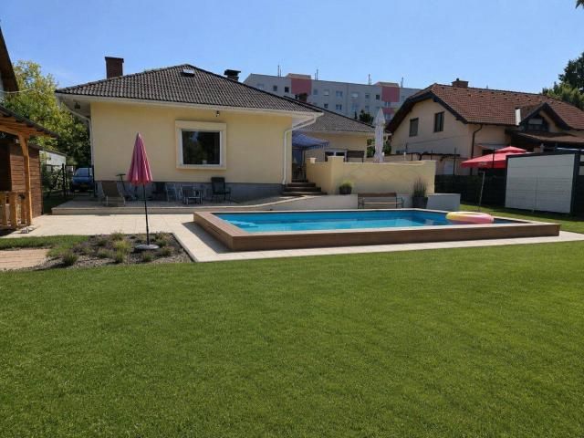 Wohnen mit Urlaubsflair | riesiges Grundstück Teilung möglich mit großer Terrasse und Pool | Offener Kamin und Klimaanlage | U1 Station | Garage