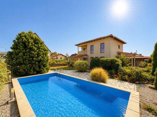 Wohnen mit Urlaubsgefühl: Einfamilienhaus mit Pool und Sauna