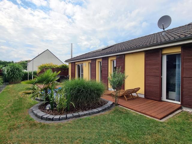 Wohnen mit Urlaubsgefühl – Moderner Bungalow mit Pool und Kamin!