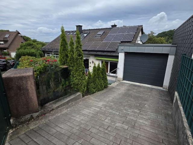Wohnen mit viel Raum & Potenzial ! Schönes 1–2 Familienhaus mit Garten und Garage in Langerfeld!