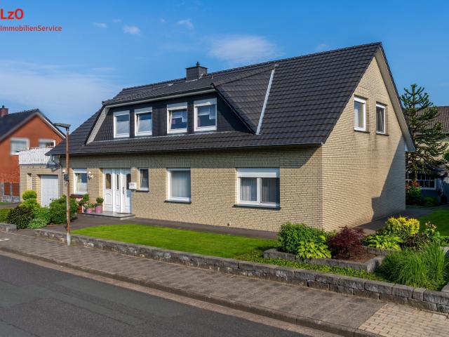 Wohnen mit vielseitigen Nutzungsmöglichkeiten – großzügiges Zweifamilienhaus in begehrter Wohnlage