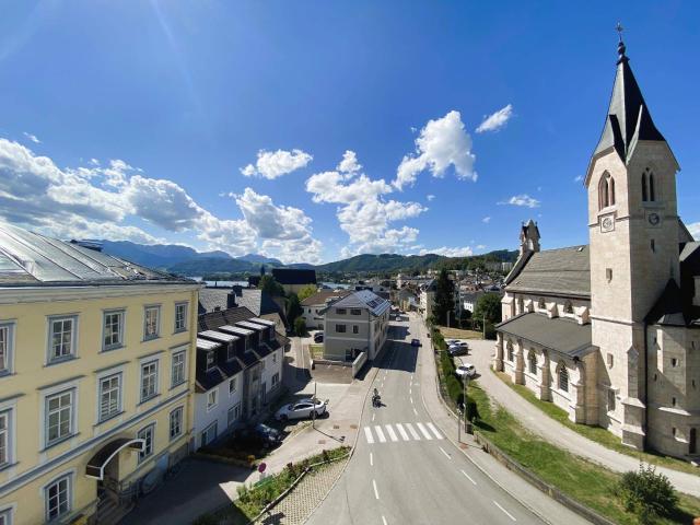 WOHNEN MIT WEITBLICK! 3 Zimmer Eigentumswohnung mit Loggia u. TG Platz