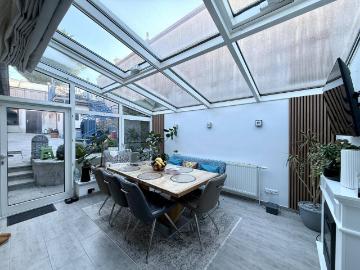 Frühlingsaktion! Wohnen mit Weitblick: 3 Zimmer Haus mit Wintergarten und Pool