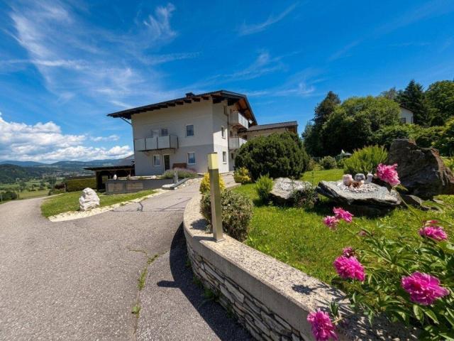 Wohnen mit Weitblick: Wohnhaus mit drei unabhängigen Wohnungen nahe dem Ossiacher See