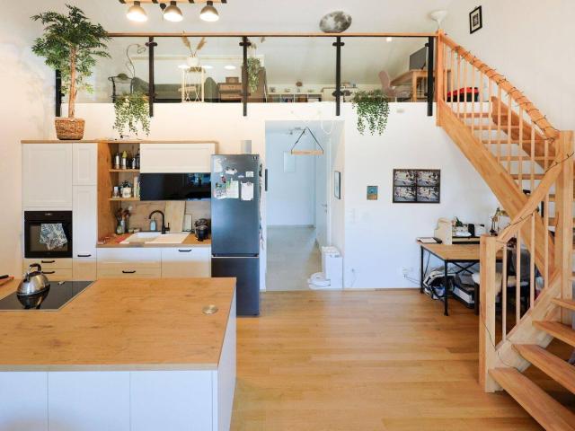 Wohnen mit Weitblick – außergewöhnliche Dachgeschosswohnung mit Galerie und Balkon in Pixendorf